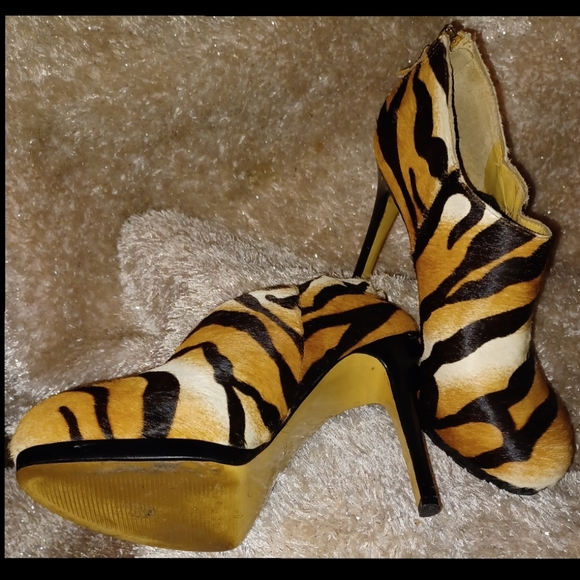 Nine West Genuine Leather Ankle Boots.. (Tiger print on Cowhide Leather) - Picture 2 of 4